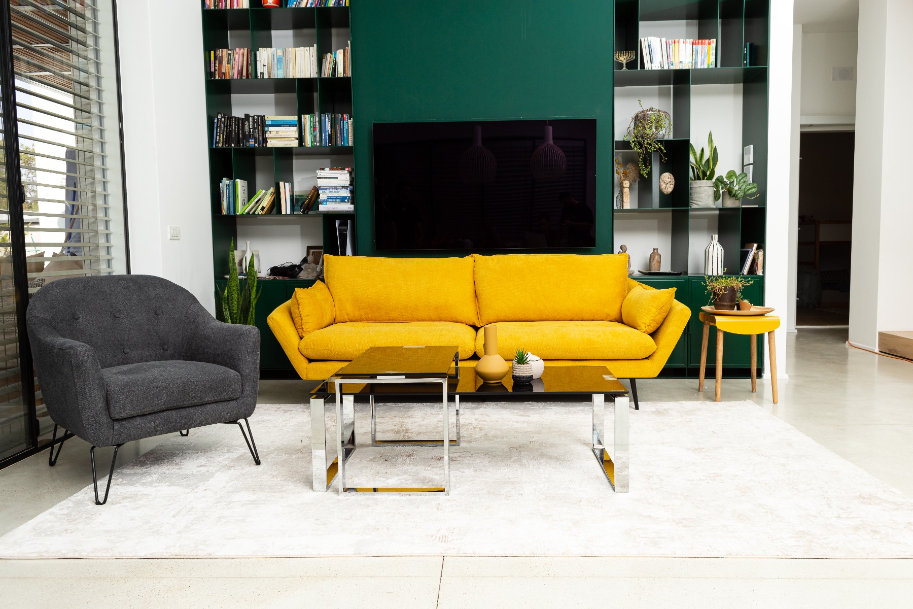 ספת CHILL  VIBE אפורה ויפה תלת מושבית בצבע צהוב בחדר מעוצב עם שטיח בצבע בז' וכורסת
