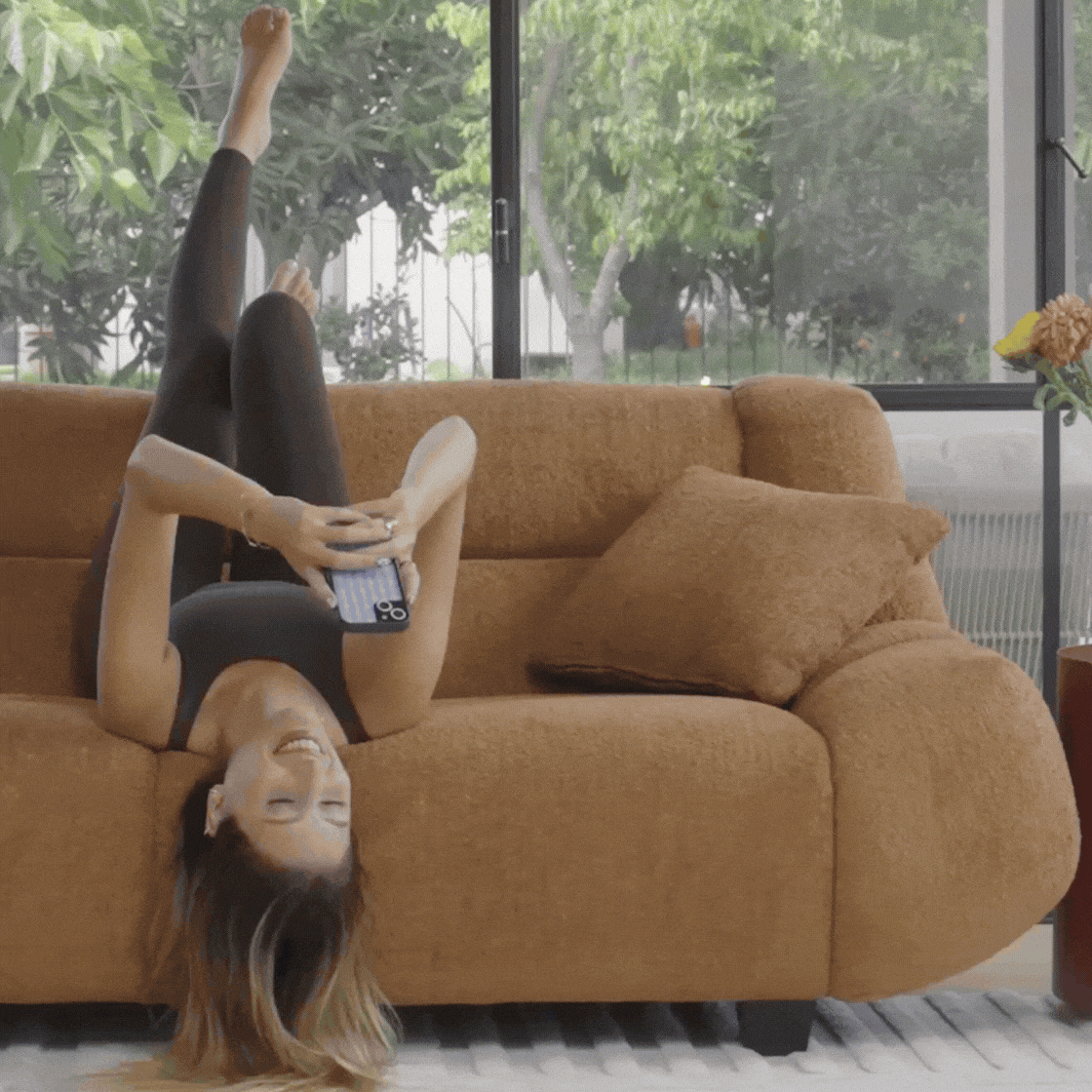 דוגמנית על ספה חומה של נאפו