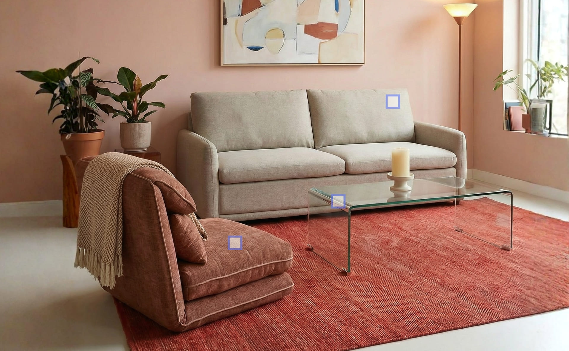 בחורה יושבת על כורסת MOOD כתומה משחקת במחשב, בסלון עם בחור שמשחק בפלאפון על ספת ICON כחולה ובמרכז - שולחן גלקסי מזכוכית